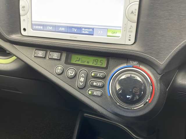 トヨタ アクア S 愛知県 2013(平25)年 2.9万km スーパーレッドⅤ 純正ナビ/ワンセグ/CD/Bluetooth/バックカメラ/ETC/アイドリングストップ/ステアリングスイッチ/スマートキー/プッシュスタート