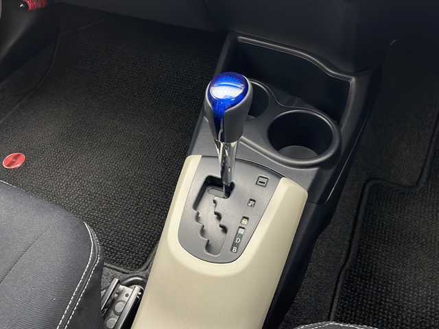 トヨタ アクア S 愛知県 2013(平25)年 2.9万km スーパーレッドⅤ 純正ナビ/ワンセグ/CD/Bluetooth/バックカメラ/ETC/アイドリングストップ/ステアリングスイッチ/スマートキー/プッシュスタート
