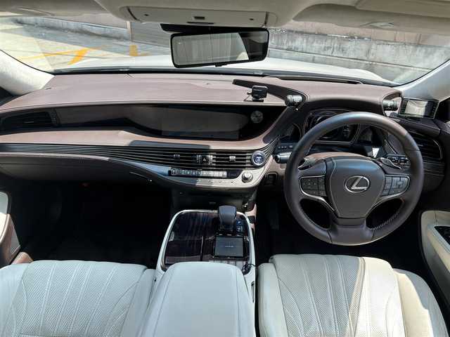 レクサス ＬＳ 500h エグゼクティブ 広島県 2018(平30)年 9.1万km ソニッククォーツ メーカー12.3型SDナビ/(BT/DVD/CD/USB/SD)/マークレビンソン/サンルーフ/リヤエンターテインメント/純正19インチAW/ステアリングヒーター/HUD/1500W給電/アダプティブヘッドライト/パドルシフト/パワーシート(全席)/シートヒーター(全席)/シートベンチレーション(全席)/オットマン/フルセグテレビ/アラウンドビューモニター/レーダークルーズコントロール/レーンキープアシスト/クリアランスソナー/プリクラッシュ/プッシュスタート/電動リアゲート/オートライト/オートマチックハイビーム/純正LEDヘッドライト/ビルトインETC2.0/100V電源/スペアキー2本