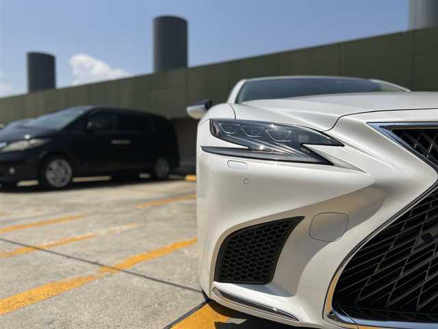 レクサス ＬＳ 500h エグゼクティブ 広島県 2018(平30)年 9.1万km ソニッククォーツ メーカー12.3型SDナビ/(BT/DVD/CD/USB/SD)/マークレビンソン/サンルーフ/リヤエンターテインメント/純正19インチAW/ステアリングヒーター/HUD/1500W給電/アダプティブヘッドライト/パドルシフト/パワーシート(全席)/シートヒーター(全席)/シートベンチレーション(全席)/オットマン/フルセグテレビ/アラウンドビューモニター/レーダークルーズコントロール/レーンキープアシスト/クリアランスソナー/プリクラッシュ/プッシュスタート/電動リアゲート/オートライト/オートマチックハイビーム/純正LEDヘッドライト/ビルトインETC2.0/100V電源/スペアキー2本