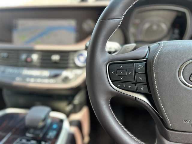 レクサス ＬＳ 500h エグゼクティブ 広島県 2018(平30)年 9.1万km ソニッククォーツ メーカー12.3型SDナビ/(BT/DVD/CD/USB/SD)/マークレビンソン/サンルーフ/リヤエンターテインメント/純正19インチAW/ステアリングヒーター/HUD/1500W給電/アダプティブヘッドライト/パドルシフト/パワーシート(全席)/シートヒーター(全席)/シートベンチレーション(全席)/オットマン/フルセグテレビ/アラウンドビューモニター/レーダークルーズコントロール/レーンキープアシスト/クリアランスソナー/プリクラッシュ/プッシュスタート/電動リアゲート/オートライト/オートマチックハイビーム/純正LEDヘッドライト/ビルトインETC2.0/100V電源/スペアキー2本