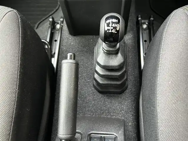 スズキ ジムニー XL 奈良県 2019(令1)年 3.3万km ブルーイッシュブラックパール3 1オーナー/4WD/純正ディーラーナビ(AVIC-RL710)/BT/CD/TV/SD/DVD//衝突軽減システム/レーンキープアシスト/横滑り防止装置/背面タイヤ/社外DEANホイール/ETC/ドラレコ/フルフラットシート/サイドエアバック/純正フロアマット/ターボ付/アイドリングストップ/オートLEDライト/保証書・取説・スペアキー付