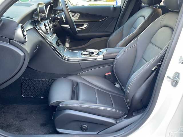 メルセデス・ベンツ Ｃ２００ ローレウスED スポーツプラスPKG 東京都 2020(令2)年 0.7万km ポーラホワイト 新車時保証書　整備記録簿/取扱説明書　/アクティブブレーキアシスト/アクティブディスタンスアシストディストロニック/アクティブブラインドウスポット/アクティブレーンキーピングアシスト/アクティブパーキングアシスト/アイドリングストップ/純正ナビ/フルセグTV/SD/BT/USB/AppleCarPlay/バックカメラ　ETC【2.0】/ドライブレコーダー【前後】/ヘッドアップディスプレイ/レザーシート/シートヒーター/フロントメモリー付パワーシート/スマートキー×2/パワートランクドア/LEDヘッドライト/オートライト/パドルシフト付皮巻きハンドル/AMG18インチアルミ