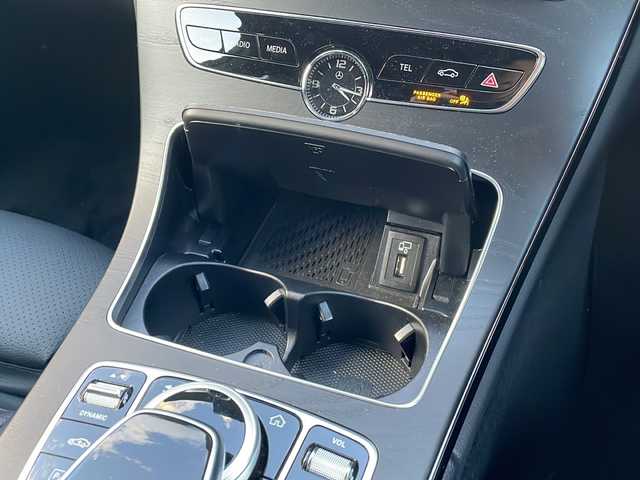 メルセデス・ベンツ Ｃ２００ ローレウスED スポーツプラスPKG 東京都 2020(令2)年 0.7万km ポーラホワイト 新車時保証書　整備記録簿/取扱説明書　/アクティブブレーキアシスト/アクティブディスタンスアシストディストロニック/アクティブブラインドウスポット/アクティブレーンキーピングアシスト/アクティブパーキングアシスト/アイドリングストップ/純正ナビ/フルセグTV/SD/BT/USB/AppleCarPlay/バックカメラ　ETC【2.0】/ドライブレコーダー【前後】/ヘッドアップディスプレイ/レザーシート/シートヒーター/フロントメモリー付パワーシート/スマートキー×2/パワートランクドア/LEDヘッドライト/オートライト/パドルシフト付皮巻きハンドル/AMG18インチアルミ