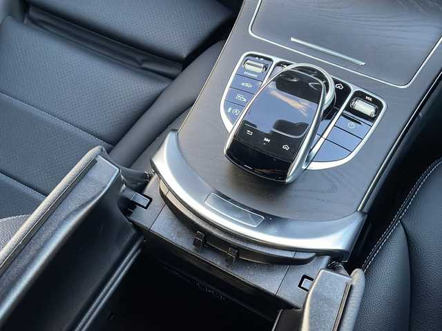 メルセデス・ベンツ Ｃ２００ ローレウスED スポーツプラスPKG 東京都 2020(令2)年 0.7万km ポーラホワイト 新車時保証書　整備記録簿/取扱説明書　/アクティブブレーキアシスト/アクティブディスタンスアシストディストロニック/アクティブブラインドウスポット/アクティブレーンキーピングアシスト/アクティブパーキングアシスト/アイドリングストップ/純正ナビ/フルセグTV/SD/BT/USB/AppleCarPlay/バックカメラ　ETC【2.0】/ドライブレコーダー【前後】/ヘッドアップディスプレイ/レザーシート/シートヒーター/フロントメモリー付パワーシート/スマートキー×2/パワートランクドア/LEDヘッドライト/オートライト/パドルシフト付皮巻きハンドル/AMG18インチアルミ