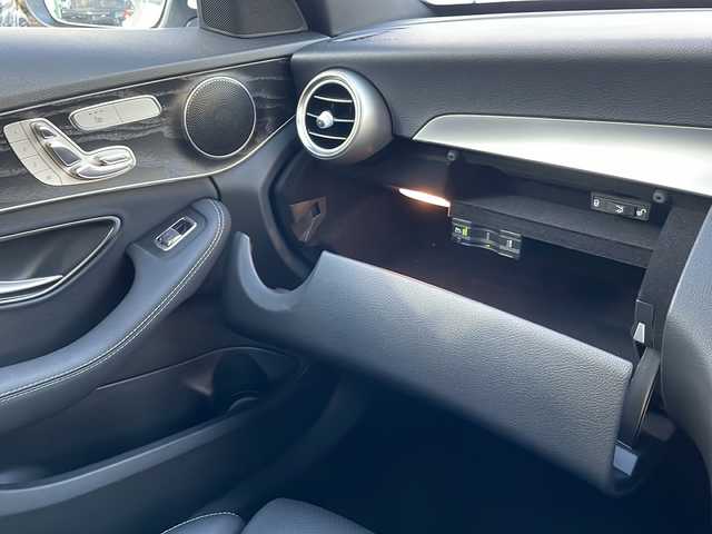 メルセデス・ベンツ Ｃ２００ ローレウスED スポーツプラスPKG 東京都 2020(令2)年 0.7万km ポーラホワイト 新車時保証書　整備記録簿/取扱説明書　/アクティブブレーキアシスト/アクティブディスタンスアシストディストロニック/アクティブブラインドウスポット/アクティブレーンキーピングアシスト/アクティブパーキングアシスト/アイドリングストップ/純正ナビ/フルセグTV/SD/BT/USB/AppleCarPlay/バックカメラ　ETC【2.0】/ドライブレコーダー【前後】/ヘッドアップディスプレイ/レザーシート/シートヒーター/フロントメモリー付パワーシート/スマートキー×2/パワートランクドア/LEDヘッドライト/オートライト/パドルシフト付皮巻きハンドル/AMG18インチアルミ