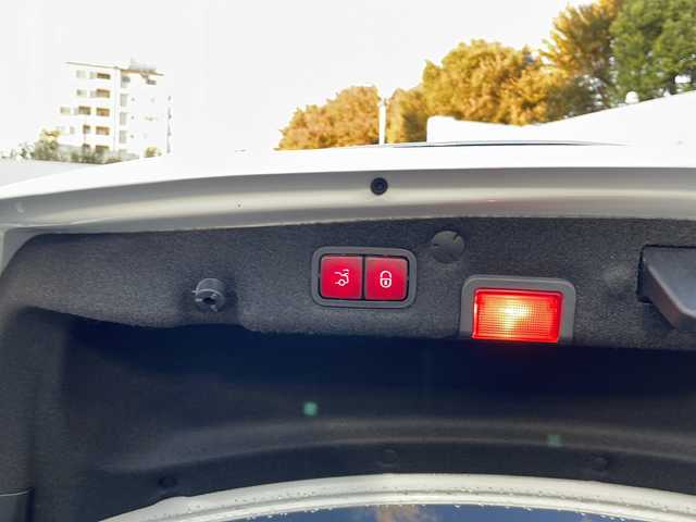 メルセデス・ベンツ Ｃ２００ ローレウスED スポーツプラスPKG 東京都 2020(令2)年 0.7万km ポーラホワイト 新車時保証書　整備記録簿/取扱説明書　/アクティブブレーキアシスト/アクティブディスタンスアシストディストロニック/アクティブブラインドウスポット/アクティブレーンキーピングアシスト/アクティブパーキングアシスト/アイドリングストップ/純正ナビ/フルセグTV/SD/BT/USB/AppleCarPlay/バックカメラ　ETC【2.0】/ドライブレコーダー【前後】/ヘッドアップディスプレイ/レザーシート/シートヒーター/フロントメモリー付パワーシート/スマートキー×2/パワートランクドア/LEDヘッドライト/オートライト/パドルシフト付皮巻きハンドル/AMG18インチアルミ