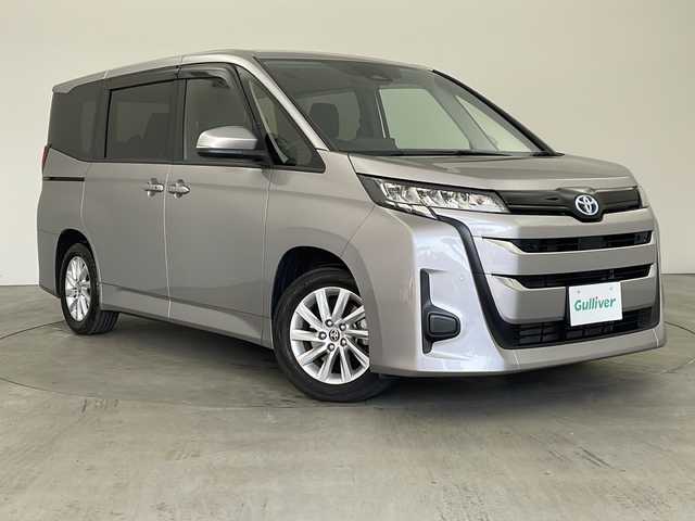 トヨタ ノア ハイブリッド G 兵庫県 2023(令5)年 6万km メタルストリームM ・純正10.5インチアルミホイールタイヤ/・Bluetooth/CD/DVD/USB/フルセグテレビ/・バックカメラ/・トヨタセーフティセンス/・プリクラッシュセーフティ/・レーントレーシングアシスト/・レーンディバーチャーアラート/・レーダクルーズコントロール/・オートマチックハイビーム/・ロードサインアシスト/・ドライバー異常時対応システム/・プロアクティブドライビングアシスト/・発進遅れ告知機能/・パーキングサポートブレーキ/・横滑り防止装置/・前後コーナーセンサー/・革巻きステアリング/・ステアリングスイッチ/・電動パーキングブレーキ/・オートホールドブレーキ/・両側パワースライドドア/・純正フロアマット/・LEDヘッドライト/・純正アルミホイールタイヤ/・ビルトインETC2.0/・取扱説明書/・保証書/・プッシュスタートボタン/・スマートキー