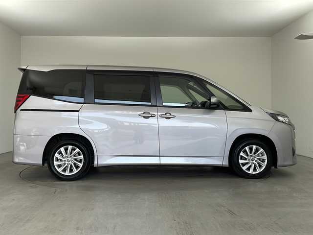 トヨタ ノア ハイブリッド G 兵庫県 2023(令5)年 6万km メタルストリームM ・純正10.5インチアルミホイールタイヤ/・Bluetooth/CD/DVD/USB/フルセグテレビ/・バックカメラ/・トヨタセーフティセンス/・プリクラッシュセーフティ/・レーントレーシングアシスト/・レーンディバーチャーアラート/・レーダクルーズコントロール/・オートマチックハイビーム/・ロードサインアシスト/・ドライバー異常時対応システム/・プロアクティブドライビングアシスト/・発進遅れ告知機能/・パーキングサポートブレーキ/・横滑り防止装置/・前後コーナーセンサー/・革巻きステアリング/・ステアリングスイッチ/・電動パーキングブレーキ/・オートホールドブレーキ/・両側パワースライドドア/・純正フロアマット/・LEDヘッドライト/・純正アルミホイールタイヤ/・ビルトインETC2.0/・取扱説明書/・保証書/・プッシュスタートボタン/・スマートキー