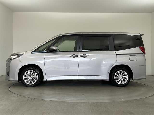 トヨタ ノア ハイブリッド G 兵庫県 2023(令5)年 6万km メタルストリームM ・純正10.5インチアルミホイールタイヤ/・Bluetooth/CD/DVD/USB/フルセグテレビ/・バックカメラ/・トヨタセーフティセンス/・プリクラッシュセーフティ/・レーントレーシングアシスト/・レーンディバーチャーアラート/・レーダクルーズコントロール/・オートマチックハイビーム/・ロードサインアシスト/・ドライバー異常時対応システム/・プロアクティブドライビングアシスト/・発進遅れ告知機能/・パーキングサポートブレーキ/・横滑り防止装置/・前後コーナーセンサー/・革巻きステアリング/・ステアリングスイッチ/・電動パーキングブレーキ/・オートホールドブレーキ/・両側パワースライドドア/・純正フロアマット/・LEDヘッドライト/・純正アルミホイールタイヤ/・ビルトインETC2.0/・取扱説明書/・保証書/・プッシュスタートボタン/・スマートキー