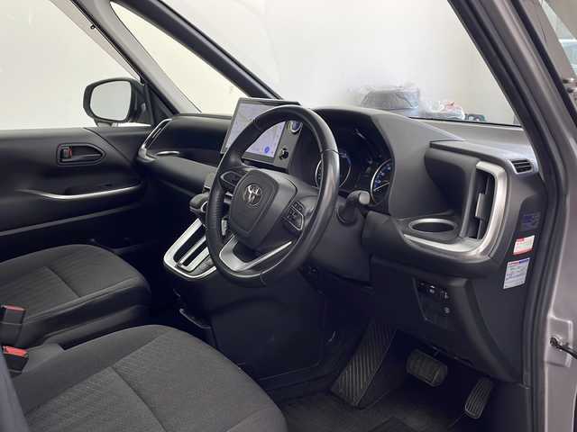 トヨタ ノア ハイブリッド G 兵庫県 2023(令5)年 6万km メタルストリームM ・純正10.5インチアルミホイールタイヤ/・Bluetooth/CD/DVD/USB/フルセグテレビ/・バックカメラ/・トヨタセーフティセンス/・プリクラッシュセーフティ/・レーントレーシングアシスト/・レーンディバーチャーアラート/・レーダクルーズコントロール/・オートマチックハイビーム/・ロードサインアシスト/・ドライバー異常時対応システム/・プロアクティブドライビングアシスト/・発進遅れ告知機能/・パーキングサポートブレーキ/・横滑り防止装置/・前後コーナーセンサー/・革巻きステアリング/・ステアリングスイッチ/・電動パーキングブレーキ/・オートホールドブレーキ/・両側パワースライドドア/・純正フロアマット/・LEDヘッドライト/・純正アルミホイールタイヤ/・ビルトインETC2.0/・取扱説明書/・保証書/・プッシュスタートボタン/・スマートキー