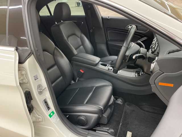 メルセデス・ベンツ ＣＬＡ２２０ 4MATIC 道央・札幌 2017(平29)年 7.9万km カルサイトホワイト 4WD//クルーズコントロール//LEDライト//純正ナビ//オートライト//スマートキー//プッシュスタート//オートエアコン//シートヒーター//アイドリングストップ