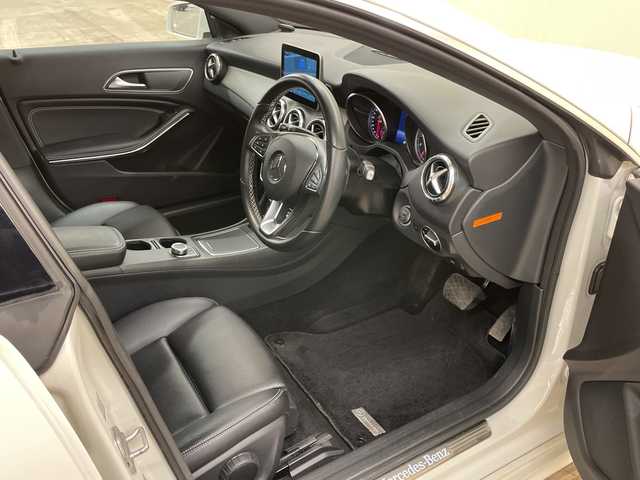 メルセデス・ベンツ ＣＬＡ２２０ 4MATIC 道央・札幌 2017(平29)年 7.9万km カルサイトホワイト 4WD//クルーズコントロール//LEDライト//純正ナビ//オートライト//スマートキー//プッシュスタート//オートエアコン//シートヒーター//アイドリングストップ