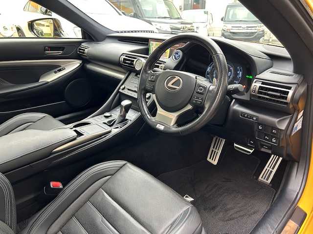 レクサス ＲＣ 300h Fスポーツ 東京都 2019(令1)年 4万km ネープルスイエローコントラストレイヤリング セーフティシステムプラス/純正SDナビ フルセグTV/CD DVD SD  Bluetooth/バックカメラ/サンルーフ/黒革シート/シートヒーター/エアシート（前席）/パワーシート（前席）/シートメモリ（D席）/角型３眼フルLEDヘッドランプ/プリクラッシュセーフティシステム/レーダークルーズコントロール/レーンディパーチャアラート/オートマチックハイビーム/革巻きステアリングホイール/パドルシフト/ブラックステンレスウィンドウモール/スペアキー/保証書＆取扱説明書