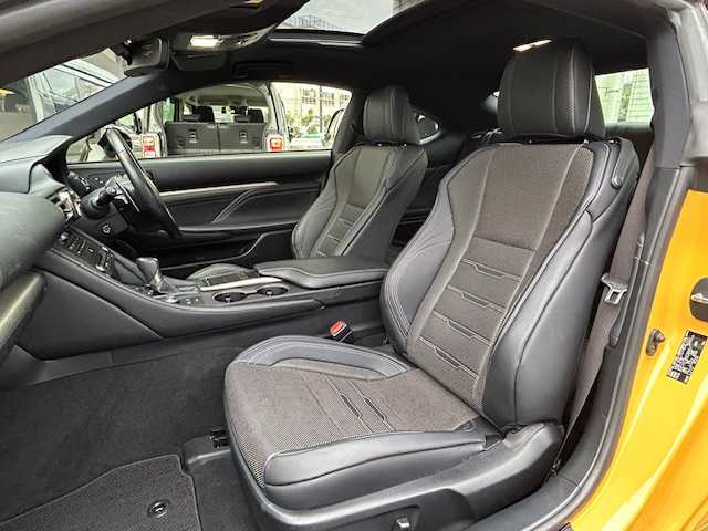 レクサス ＲＣ 300h Fスポーツ 東京都 2019(令1)年 4万km ネープルスイエローコントラストレイヤリング セーフティシステムプラス/純正SDナビ フルセグTV/CD DVD SD  Bluetooth/バックカメラ/サンルーフ/黒革シート/シートヒーター/エアシート（前席）/パワーシート（前席）/シートメモリ（D席）/角型３眼フルLEDヘッドランプ/プリクラッシュセーフティシステム/レーダークルーズコントロール/レーンディパーチャアラート/オートマチックハイビーム/革巻きステアリングホイール/パドルシフト/ブラックステンレスウィンドウモール/スペアキー/保証書＆取扱説明書