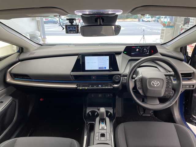 トヨタ プリウス U 愛知県 2023(令5)年 1.7万km 青 純正ディズプレイオーディオ　ナビ機能なし/レーダークルーズコントロール/シートヒーター/バックカメラ/サイドカメラ/コーナーセンサー/ETC2.0/ブラインドスポットモニター/LEDヘッドライト/ステアリングヒーター/オートマチックハイビーム/ドライブレコーダー/衝突軽減システム/フルセグ/Bluetooth/ステアリングスイッチ/スマートキー/プッシュスタート