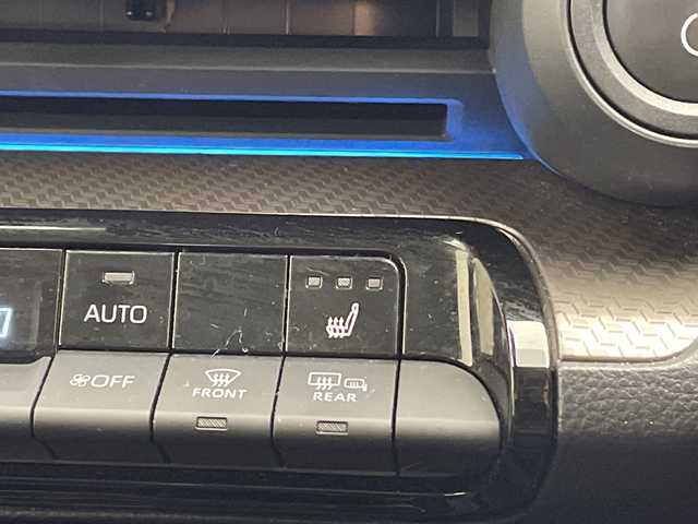 トヨタ プリウス U 愛知県 2023(令5)年 1.7万km 青 純正ディズプレイオーディオ　ナビ機能なし/レーダークルーズコントロール/シートヒーター/バックカメラ/サイドカメラ/コーナーセンサー/ETC2.0/ブラインドスポットモニター/LEDヘッドライト/ステアリングヒーター/オートマチックハイビーム/ドライブレコーダー/衝突軽減システム/フルセグ/Bluetooth/ステアリングスイッチ/スマートキー/プッシュスタート