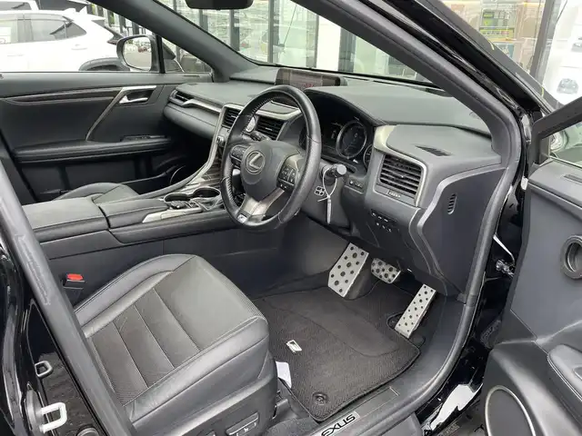 レクサス ＲＸ 300 Fスポーツ 千葉県 2018(平30)年 2.6万km ブラック 純正12.3インチナビ/(フルセグTV/CD/DVD/BT/FM/AM)/全周囲カメラ/前後ドライブレコーダー/ヘッドアップディスプレイ/ブラインドスポットモニター/電動リアゲート/衝突被害軽減システム/車線逸脱警報/レーダークルーズコントロール/レザーシート/横滑り防止装置/ビルトインETC2.0/LEDヘッドライト/フォグランプ/オートライト/ウィンカーミラー/電動格納ミラー/純正20インチAW/シートヒーター/エアシート/シートリフター/ステアリングヒーター/リアロールサンシェード/運転席メモリーシート/プッシュスタート/スマートキー/フロアマット/ドアバイザー/スペアキー/カードキー/取扱説明書/保証書