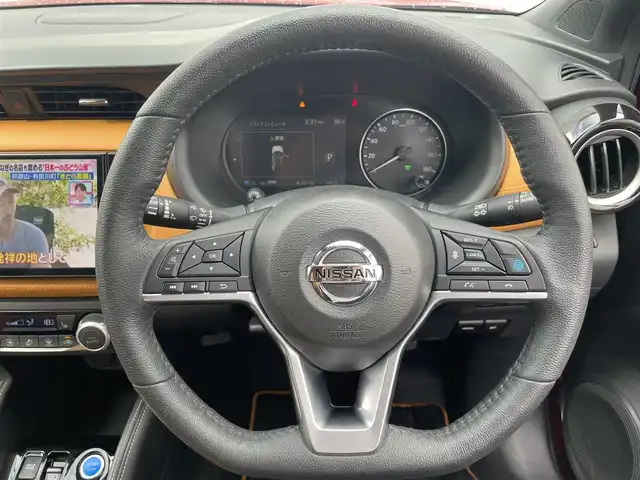 日産 キックス X ツートーンインテリアED 熊本県 2020(令2)年 4.7万km ラディアントレッド 純正ナビ/・AM/FM/CD/DVD/BT/SD/・フルセグTV（走行中視聴可能）/・全方位カメラ/デジタルインナーミラー/360°セーフティアシスト/・インテリジェント エマージェンシーブレーキ/・プロパイロット/・踏み間違い衝突防止アシスト/・車線逸脱警報/・標識検知機能/・ハイビームアシスト/・後退時衝突防止支援システム/電動パーキングブレーキ/・ブレーキホールド/本革巻ステアリング/・ステアリングスイッチ/・ハンドルヒーター/合皮シート/・前席シートヒーター/走行モード切替/・ノーマルモード/Sモード/ECOモード/EVモード/・ワンペダル/ハンドルヒーター/トノカバー/後列充電ポートアリ/クリアランスソナー