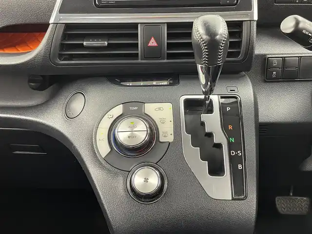 トヨタ シエンタ G 大分県 2017(平29)年 7.4万km シルバーM 純正ナビ/（フルセグ/CD/DVD/Bluetooth）/トヨタセーフティーセンス/・プリクラッシュセーフティー/・レーンアシスト/・オートハイビーム/両側パワースライドドア　/前方ドライブレコーダー/バックカメラ/前席シートヒーター/ビルトインETC/オートライト/LEDヘッドライト/オートリトラミラー/ステアリングスイッチ/スマートキー・プッシュスタート