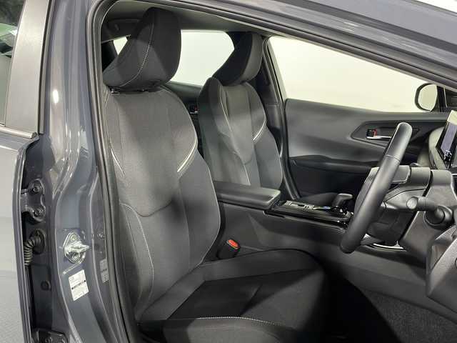 トヨタ プリウス G 広島県 2023(令5)年 1万km グレー 純正８型ディスプレイオーディオ /シートヒーター/バックカメラ/セーフティセンス/・プリクラッシュセーフティ/・レーントレーシングアシスト/・レーダークルーズコントロール/・オートマチックハイビーム/・プロアクティブドライビングアシスト/ブラインドスポットモニター/パーキングサポートブレーキ/AC100V/1500W給電/ETC2.0/ドライブレコーダー/純正１９インチアルミホイール（195/50/R19)/エアバック（運転席/助手席/サイド）