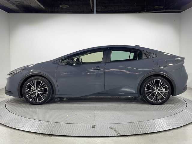 トヨタ プリウス G 広島県 2023(令5)年 1万km グレー 純正８型ディスプレイオーディオ /シートヒーター/バックカメラ/セーフティセンス/・プリクラッシュセーフティ/・レーントレーシングアシスト/・レーダークルーズコントロール/・オートマチックハイビーム/・プロアクティブドライビングアシスト/ブラインドスポットモニター/パーキングサポートブレーキ/AC100V/1500W給電/ETC2.0/ドライブレコーダー/純正１９インチアルミホイール（195/50/R19)/エアバック（運転席/助手席/サイド）