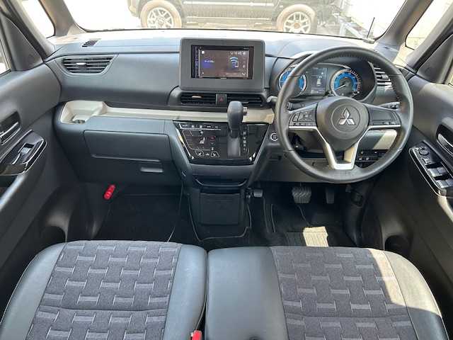 三菱 デリカミニ G 青森県 2024(令6)年 0.6万km ＤグリーンⅡ 社外ディスプレイオーディオ(Bluetooth/ラジオ/CD)/社外エンジンスターター/前席シートヒーター/ドライブレコーダー(前方)/バックカメラ/LEDヘッドライト/オートライト/片側パワースライドドア/左側ハンズフリーオートスライドドア/ルーフレール/衝突軽減ブレーキアシスト/踏み間違い衝突防止アシスト/ヒルディセントコントロール/ヘッドライトレベライザー/スペアキー/ETC/社外AW付き冬タイヤ積込み(165/60/15)/保証書/取扱説明書