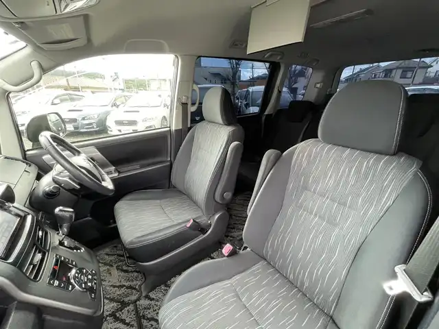 トヨタ ヴォクシー ZS 煌Ⅱ 神奈川県 2012(平24)年 11.2万km ブラック (株)IDOMが運営する【じしゃロン秦野店】の自社ローン専用車両になりますこちらは現金またはオートローンご利用時の価格です。自社ローンご希望の方は別途その旨お申付け下さい/●純正ナビ/(フルセグ/CD/DVD/Bluetooth)/(デンソー/NSZT-W62G)/●バックカメラ/●フォグランプ/●オートライト/●革巻きステアリング/●ステアリングスイッチ/●ETC/●前方ドライブレコーダー/●パドルシフト/●両側パワースライド/●電動格納ウィンカーミラー/●ドアバイザー/●スマートキー/●プッシュスタート/●社外フロアマット/●社外１７インチアルミホイール/(Euro-Sport)/●ダブルSRS＋ABS/●保証書/●車両取扱説明書/●ナビ取扱説明書
