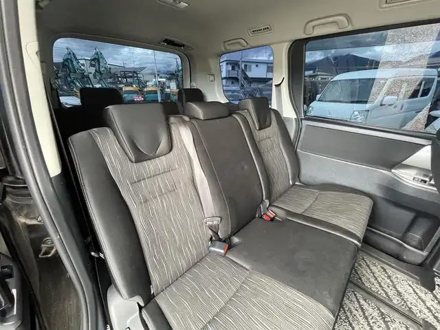 トヨタ ヴォクシー ZS 煌Ⅱ 神奈川県 2012(平24)年 11.2万km ブラック (株)IDOMが運営する【じしゃロン秦野店】の自社ローン専用車両になりますこちらは現金またはオートローンご利用時の価格です。自社ローンご希望の方は別途その旨お申付け下さい/●純正ナビ/(フルセグ/CD/DVD/Bluetooth)/(デンソー/NSZT-W62G)/●バックカメラ/●フォグランプ/●オートライト/●革巻きステアリング/●ステアリングスイッチ/●ETC/●前方ドライブレコーダー/●パドルシフト/●両側パワースライド/●電動格納ウィンカーミラー/●ドアバイザー/●スマートキー/●プッシュスタート/●社外フロアマット/●社外１７インチアルミホイール/(Euro-Sport)/●ダブルSRS＋ABS/●保証書/●車両取扱説明書/●ナビ取扱説明書