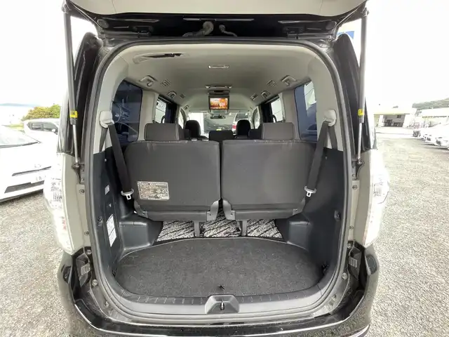 トヨタ ヴォクシー ZS 煌Ⅱ 神奈川県 2012(平24)年 11.2万km ブラック (株)IDOMが運営する【じしゃロン秦野店】の自社ローン専用車両になりますこちらは現金またはオートローンご利用時の価格です。自社ローンご希望の方は別途その旨お申付け下さい/●純正ナビ/(フルセグ/CD/DVD/Bluetooth)/(デンソー/NSZT-W62G)/●バックカメラ/●フォグランプ/●オートライト/●革巻きステアリング/●ステアリングスイッチ/●ETC/●前方ドライブレコーダー/●パドルシフト/●両側パワースライド/●電動格納ウィンカーミラー/●ドアバイザー/●スマートキー/●プッシュスタート/●社外フロアマット/●社外１７インチアルミホイール/(Euro-Sport)/●ダブルSRS＋ABS/●保証書/●車両取扱説明書/●ナビ取扱説明書