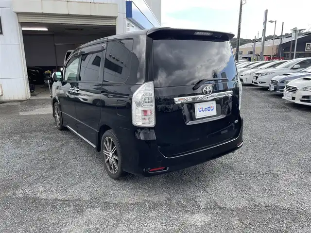 トヨタ ヴォクシー ZS 煌Ⅱ 神奈川県 2012(平24)年 11.2万km ブラック (株)IDOMが運営する【じしゃロン秦野店】の自社ローン専用車両になりますこちらは現金またはオートローンご利用時の価格です。自社ローンご希望の方は別途その旨お申付け下さい/●純正ナビ/(フルセグ/CD/DVD/Bluetooth)/(デンソー/NSZT-W62G)/●バックカメラ/●フォグランプ/●オートライト/●革巻きステアリング/●ステアリングスイッチ/●ETC/●前方ドライブレコーダー/●パドルシフト/●両側パワースライド/●電動格納ウィンカーミラー/●ドアバイザー/●スマートキー/●プッシュスタート/●社外フロアマット/●社外１７インチアルミホイール/(Euro-Sport)/●ダブルSRS＋ABS/●保証書/●車両取扱説明書/●ナビ取扱説明書