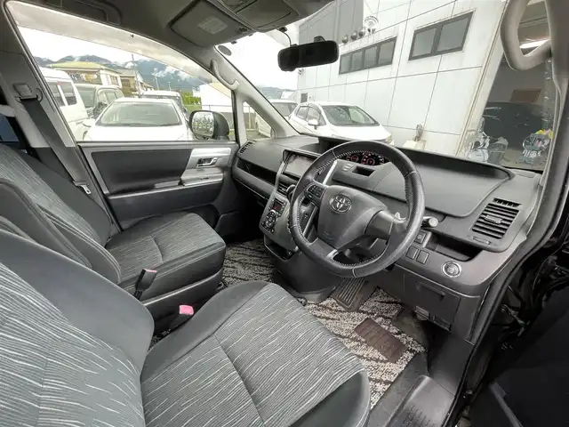 トヨタ ヴォクシー ZS 煌Ⅱ 神奈川県 2012(平24)年 11.2万km ブラック (株)IDOMが運営する【じしゃロン秦野店】の自社ローン専用車両になりますこちらは現金またはオートローンご利用時の価格です。自社ローンご希望の方は別途その旨お申付け下さい/●純正ナビ/(フルセグ/CD/DVD/Bluetooth)/(デンソー/NSZT-W62G)/●バックカメラ/●フォグランプ/●オートライト/●革巻きステアリング/●ステアリングスイッチ/●ETC/●前方ドライブレコーダー/●パドルシフト/●両側パワースライド/●電動格納ウィンカーミラー/●ドアバイザー/●スマートキー/●プッシュスタート/●社外フロアマット/●社外１７インチアルミホイール/(Euro-Sport)/●ダブルSRS＋ABS/●保証書/●車両取扱説明書/●ナビ取扱説明書