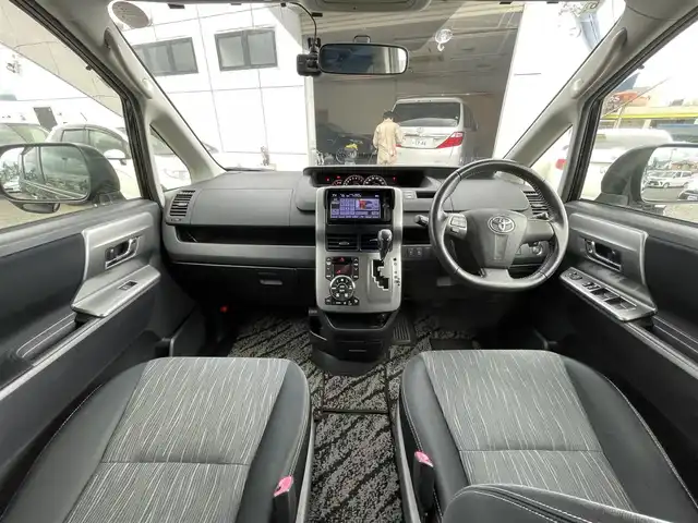 トヨタ ヴォクシー ZS 煌Ⅱ 神奈川県 2012(平24)年 11.2万km ブラック (株)IDOMが運営する【じしゃロン秦野店】の自社ローン専用車両になりますこちらは現金またはオートローンご利用時の価格です。自社ローンご希望の方は別途その旨お申付け下さい/●純正ナビ/(フルセグ/CD/DVD/Bluetooth)/(デンソー/NSZT-W62G)/●バックカメラ/●フォグランプ/●オートライト/●革巻きステアリング/●ステアリングスイッチ/●ETC/●前方ドライブレコーダー/●パドルシフト/●両側パワースライド/●電動格納ウィンカーミラー/●ドアバイザー/●スマートキー/●プッシュスタート/●社外フロアマット/●社外１７インチアルミホイール/(Euro-Sport)/●ダブルSRS＋ABS/●保証書/●車両取扱説明書/●ナビ取扱説明書
