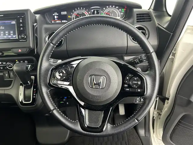 ホンダ Ｎ ＢＯＸ カスタム EX ターボ 道央・札幌 2023(令5)年 1.6万km パール ・４WD/・寒冷地仕様/・DOPモニター付オーディオ（WX-211C）/　CD/BT/ipod/ワンセグTV/・バックカメラ/・ビルトインETC/・衝突被害軽減ブレーキ/・レーンキープアシスト/・クリアランスソナー/・横滑り防止装置/・両側パワースライドドア/・オートライト/・LEDヘッドライト/・LEDフォグランプ/・ハーフレザーシート/・D+N席シートヒーター/・純正１５インチAW/・純正フロアマット/・プッシュスタート/・スマートキー