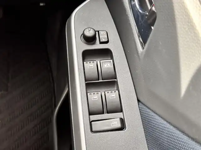 ダイハツ トール カスタムG ターボ 宮城県 2023(令5)年 1.7万km ブラックマイカメタリック/パールホワイトⅢ 2トーン コンフォータブルパック/・シートヒーター（運転席/助手席）/・シートバックテーブル（運転席/助手席）/＝＝＝/ワンオーナー/スマートアシスト/・衝突警報機能/・衝突回避支援ブレーキ機能/・ブレーキ制御付誤発進抑制機能/・先行車発進お知らせ機能/・アダプティブドライビングビーム/・アダプティブクルーズコントロール/・ふらつき警報/・サイドビューランプ/・コーナーセンサー/・路側逸脱警報/・標識認識機能/純正フリップダウンモニター/純正9インチナビ（NMZL-Y73D）/・CD/DVD/・Bluetooth/・フルセグTV/バックカメラ/ビルトインETC2.0/ウェルカムパワースライドドア（両側）/シートヒーター/革巻きステアリング/ステアリングスイッチ/LEDヘッドランプ/フォグランプ/オートライト/電動パーキングブレーキ/ブレーキホールド/スマートキー＆プッシュスタート/スペアキー/電動格納ミラー/純正リヤスポイラー（モデリスタセレクション）/純正コンソールBOX/純正クリーンポケット/純正15インチAW/純正ドアバイザー/純正フロアマット/Wエアバッグ