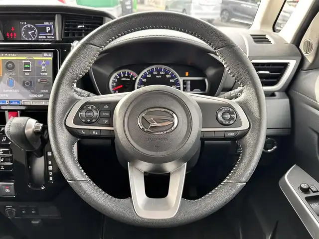 ダイハツ トール カスタムG ターボ 宮城県 2023(令5)年 1.7万km ブラックマイカメタリック/パールホワイトⅢ 2トーン コンフォータブルパック/・シートヒーター（運転席/助手席）/・シートバックテーブル（運転席/助手席）/＝＝＝/ワンオーナー/スマートアシスト/・衝突警報機能/・衝突回避支援ブレーキ機能/・ブレーキ制御付誤発進抑制機能/・先行車発進お知らせ機能/・アダプティブドライビングビーム/・アダプティブクルーズコントロール/・ふらつき警報/・サイドビューランプ/・コーナーセンサー/・路側逸脱警報/・標識認識機能/純正フリップダウンモニター/純正9インチナビ（NMZL-Y73D）/・CD/DVD/・Bluetooth/・フルセグTV/バックカメラ/ビルトインETC2.0/ウェルカムパワースライドドア（両側）/シートヒーター/革巻きステアリング/ステアリングスイッチ/LEDヘッドランプ/フォグランプ/オートライト/電動パーキングブレーキ/ブレーキホールド/スマートキー＆プッシュスタート/スペアキー/電動格納ミラー/純正リヤスポイラー（モデリスタセレクション）/純正コンソールBOX/純正クリーンポケット/純正15インチAW/純正ドアバイザー/純正フロアマット/Wエアバッグ