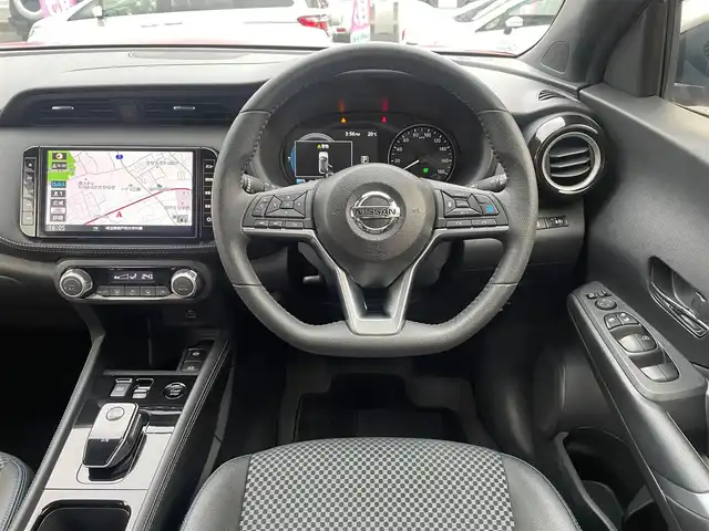 日産 キックス X FOUR 埼玉県 2023(令5)年 1.2万km ラディアントレッド/ピュアブラック 2トーン /ワンオーナー//4WD//純正メモリナビ//フルセグTV//アラウンドビューモニター//CD/DVD/Bluetooth//プロパイロット//アダプティブクルーズコントロール//ビルトインETC//インテリジェントキー×2//LEDヘッドライト//LEDフォグランプ//エマージェンシーブレーキ//ハンドル支援//側方支援//W.サイド.カーテンエアバッグ//ABS//横滑り防止装置//ハーフレザーシート//革巻きステアリング//インテリジェントルームミラー//ドライブレコーダー//プライバシーガラス//ドアバイザー//純正17インチAW//新車時保証書//取扱説明書//ナビ取説