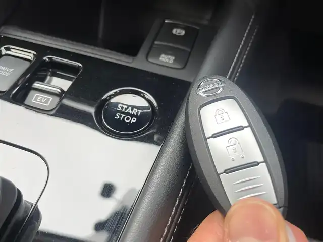 日産 キックス X FOUR 埼玉県 2023(令5)年 1.2万km ラディアントレッド/ピュアブラック 2トーン /ワンオーナー//4WD//純正メモリナビ//フルセグTV//アラウンドビューモニター//CD/DVD/Bluetooth//プロパイロット//アダプティブクルーズコントロール//ビルトインETC//インテリジェントキー×2//LEDヘッドライト//LEDフォグランプ//エマージェンシーブレーキ//ハンドル支援//側方支援//W.サイド.カーテンエアバッグ//ABS//横滑り防止装置//ハーフレザーシート//革巻きステアリング//インテリジェントルームミラー//ドライブレコーダー//プライバシーガラス//ドアバイザー//純正17インチAW//新車時保証書//取扱説明書//ナビ取説