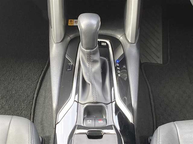 トヨタ カローラ クロス ハイブリッド Z 千葉県 2023(令5)年 4.4万km アティチュードブラックマイカ 純正9インチナビ/(フルセグTV BT FM AM)/バックカメラ/置くだけ充電/衝突被害軽減システム/車線逸脱警報/クルーズコントロール/ハーフレザーシート/横滑り防止装置/ビルトインETC/アイドリングストップ/LEDヘッドライト/フォグランプ/オートライト/ウィンカーミラー/電動格納ミラー/純正18インチAW/シートヒーター/シートリフター/プッシュスタート/スマートキー/フロアマット/ドアバイザー/スペアキー/取扱説明書