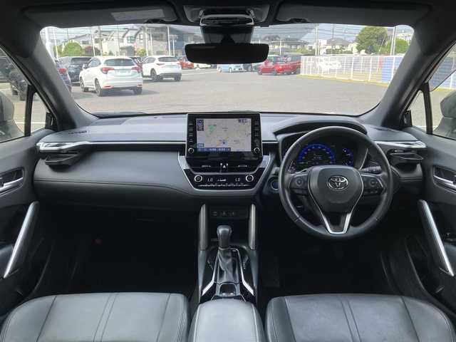 トヨタ カローラ クロス ハイブリッド Z 千葉県 2023(令5)年 4.4万km アティチュードブラックマイカ 純正9インチナビ/(フルセグTV BT FM AM)/バックカメラ/置くだけ充電/衝突被害軽減システム/車線逸脱警報/クルーズコントロール/ハーフレザーシート/横滑り防止装置/ビルトインETC/アイドリングストップ/LEDヘッドライト/フォグランプ/オートライト/ウィンカーミラー/電動格納ミラー/純正18インチAW/シートヒーター/シートリフター/プッシュスタート/スマートキー/フロアマット/ドアバイザー/スペアキー/取扱説明書