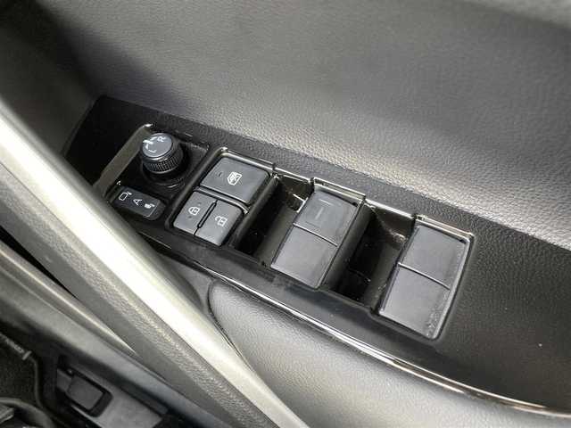 トヨタ カローラ クロス ハイブリッド Z 千葉県 2023(令5)年 4.4万km アティチュードブラックマイカ 純正9インチナビ/(フルセグTV BT FM AM)/バックカメラ/置くだけ充電/衝突被害軽減システム/車線逸脱警報/クルーズコントロール/ハーフレザーシート/横滑り防止装置/ビルトインETC/アイドリングストップ/LEDヘッドライト/フォグランプ/オートライト/ウィンカーミラー/電動格納ミラー/純正18インチAW/シートヒーター/シートリフター/プッシュスタート/スマートキー/フロアマット/ドアバイザー/スペアキー/取扱説明書