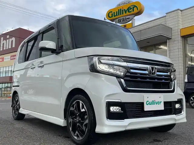 ホンダ Ｎ ＢＯＸ カスタム L ターボ 滋賀県 2023(令5)年 2.7万km プラチナホワイトパール ワンオーナー /車検令和8年5月まで/アルパイン11インチディスプレイオーディオ/　HDMI接続　AppleCarPlay対応/規格外純正15インチアルミホイール（前期用）/純正LEDヘッドライト/・LEDフォグランプ/両側パワースライドドア/ケンウッド360°前方ドライブレコーダー/バックカメラ/社外ETC/ハーフレザーシート/・前席シートヒーター/Honda SENSING/・衝突軽減ブレーキ/・誤発進抑制機能/・アダプティブクルーズコントロール（ACC）/・車線維持支援システム（LKAS）/・先行車発進お知らせ機能/・オートハイビーム/プラズマクラスター搭載オートエアコン/スペアキー/取扱説明書/保証書/