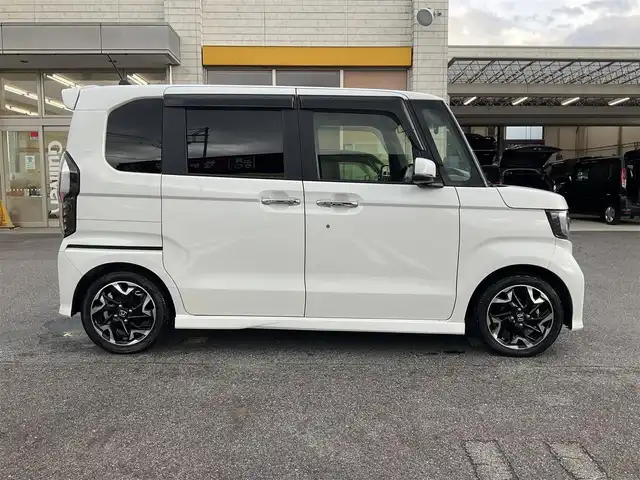ホンダ Ｎ ＢＯＸ カスタム L ターボ 滋賀県 2023(令5)年 2.7万km プラチナホワイトパール ワンオーナー /車検令和8年5月まで/アルパイン11インチディスプレイオーディオ/　HDMI接続　AppleCarPlay対応/規格外純正15インチアルミホイール（前期用）/純正LEDヘッドライト/・LEDフォグランプ/両側パワースライドドア/ケンウッド360°前方ドライブレコーダー/バックカメラ/社外ETC/ハーフレザーシート/・前席シートヒーター/Honda SENSING/・衝突軽減ブレーキ/・誤発進抑制機能/・アダプティブクルーズコントロール（ACC）/・車線維持支援システム（LKAS）/・先行車発進お知らせ機能/・オートハイビーム/プラズマクラスター搭載オートエアコン/スペアキー/取扱説明書/保証書/