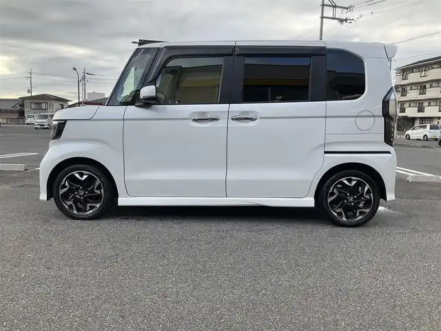 ホンダ Ｎ ＢＯＸ カスタム L ターボ 滋賀県 2023(令5)年 2.7万km プラチナホワイトパール ワンオーナー /車検令和8年5月まで/アルパイン11インチディスプレイオーディオ/　HDMI接続　AppleCarPlay対応/規格外純正15インチアルミホイール（前期用）/純正LEDヘッドライト/・LEDフォグランプ/両側パワースライドドア/ケンウッド360°前方ドライブレコーダー/バックカメラ/社外ETC/ハーフレザーシート/・前席シートヒーター/Honda SENSING/・衝突軽減ブレーキ/・誤発進抑制機能/・アダプティブクルーズコントロール（ACC）/・車線維持支援システム（LKAS）/・先行車発進お知らせ機能/・オートハイビーム/プラズマクラスター搭載オートエアコン/スペアキー/取扱説明書/保証書/