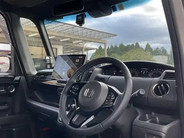 ホンダ Ｎ ＢＯＸ カスタム L ターボ 滋賀県 2023(令5)年 2.7万km プラチナホワイトパール ワンオーナー /車検令和8年5月まで/アルパイン11インチディスプレイオーディオ/　HDMI接続　AppleCarPlay対応/規格外純正15インチアルミホイール（前期用）/純正LEDヘッドライト/・LEDフォグランプ/両側パワースライドドア/ケンウッド360°前方ドライブレコーダー/バックカメラ/社外ETC/ハーフレザーシート/・前席シートヒーター/Honda SENSING/・衝突軽減ブレーキ/・誤発進抑制機能/・アダプティブクルーズコントロール（ACC）/・車線維持支援システム（LKAS）/・先行車発進お知らせ機能/・オートハイビーム/プラズマクラスター搭載オートエアコン/スペアキー/取扱説明書/保証書/