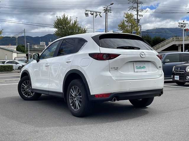 マツダ ＣＸ－５ 25S スマートエディション 長野県 2020(令2)年 2.6万km スノーフレイクホワイトパールマイカ i-ACTIVSENSE/・アドバンストスマートシティブレーキサポート/・レーンキープアシストシステム/・レーダークルーズコントロール/・クルージングトラフィックサポート/・ドライバーアテンションアラート/・速度標識警報/・ブラインドスポットモニタリング/・車線維持支援システム/４WD/10.25インチセンターディスプレイ/（BT/フルセグTV/USB）/ヘッドアップディスプレイ/360度ビューモニター/革巻きステアリング/ステアリングスイッチ/ETC/LEDヘッドライト/フォグランプ/オートライト/アイドリングストップ/電動パーキングブレーキ/ブレーキホールド/純正17インチAW/フロアマット/スマートキー/Pスタート/電動格納ミラー