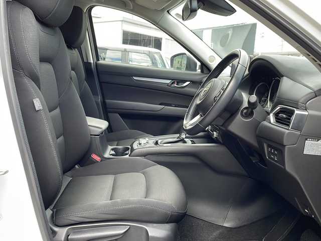マツダ ＣＸ－５ 25S スマートエディション 長野県 2020(令2)年 2.6万km スノーフレイクホワイトパールマイカ i-ACTIVSENSE/・アドバンストスマートシティブレーキサポート/・レーンキープアシストシステム/・レーダークルーズコントロール/・クルージングトラフィックサポート/・ドライバーアテンションアラート/・速度標識警報/・ブラインドスポットモニタリング/・車線維持支援システム/４WD/10.25インチセンターディスプレイ/（BT/フルセグTV/USB）/ヘッドアップディスプレイ/360度ビューモニター/革巻きステアリング/ステアリングスイッチ/ETC/LEDヘッドライト/フォグランプ/オートライト/アイドリングストップ/電動パーキングブレーキ/ブレーキホールド/純正17インチAW/フロアマット/スマートキー/Pスタート/電動格納ミラー