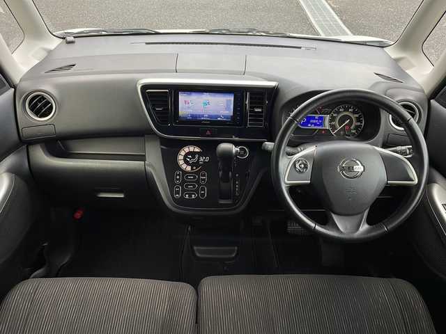 日産 デイズ ルークス ハイウェイスターターボ 岐阜県 2014(平26)年 5.7万km ホワイトパール 禁煙車/社外SDナビ/アラウンドビューモニター/両側パワースライドドア/インテリジェントキー/プッシュスタート/サーキュレーター/オートライト/HIDヘッドライト/フォグランプ/純正アルミホイール/純正フロアマット/純正ドアバイザー/ステアリングスイッチ/革巻きステアリング/オートエアコン/社外ETC/電動格納ウインカーミラー/サンシェード