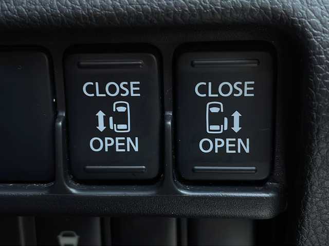 日産 デイズ ルークス ハイウェイスターターボ 岐阜県 2014(平26)年 5.7万km ホワイトパール 禁煙車/社外SDナビ/アラウンドビューモニター/両側パワースライドドア/インテリジェントキー/プッシュスタート/サーキュレーター/オートライト/HIDヘッドライト/フォグランプ/純正アルミホイール/純正フロアマット/純正ドアバイザー/ステアリングスイッチ/革巻きステアリング/オートエアコン/社外ETC/電動格納ウインカーミラー/サンシェード