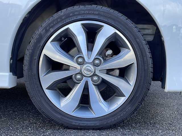 日産 デイズ ルークス ハイウェイスターターボ 岐阜県 2014(平26)年 5.7万km ホワイトパール 禁煙車/社外SDナビ/アラウンドビューモニター/両側パワースライドドア/インテリジェントキー/プッシュスタート/サーキュレーター/オートライト/HIDヘッドライト/フォグランプ/純正アルミホイール/純正フロアマット/純正ドアバイザー/ステアリングスイッチ/革巻きステアリング/オートエアコン/社外ETC/電動格納ウインカーミラー/サンシェード